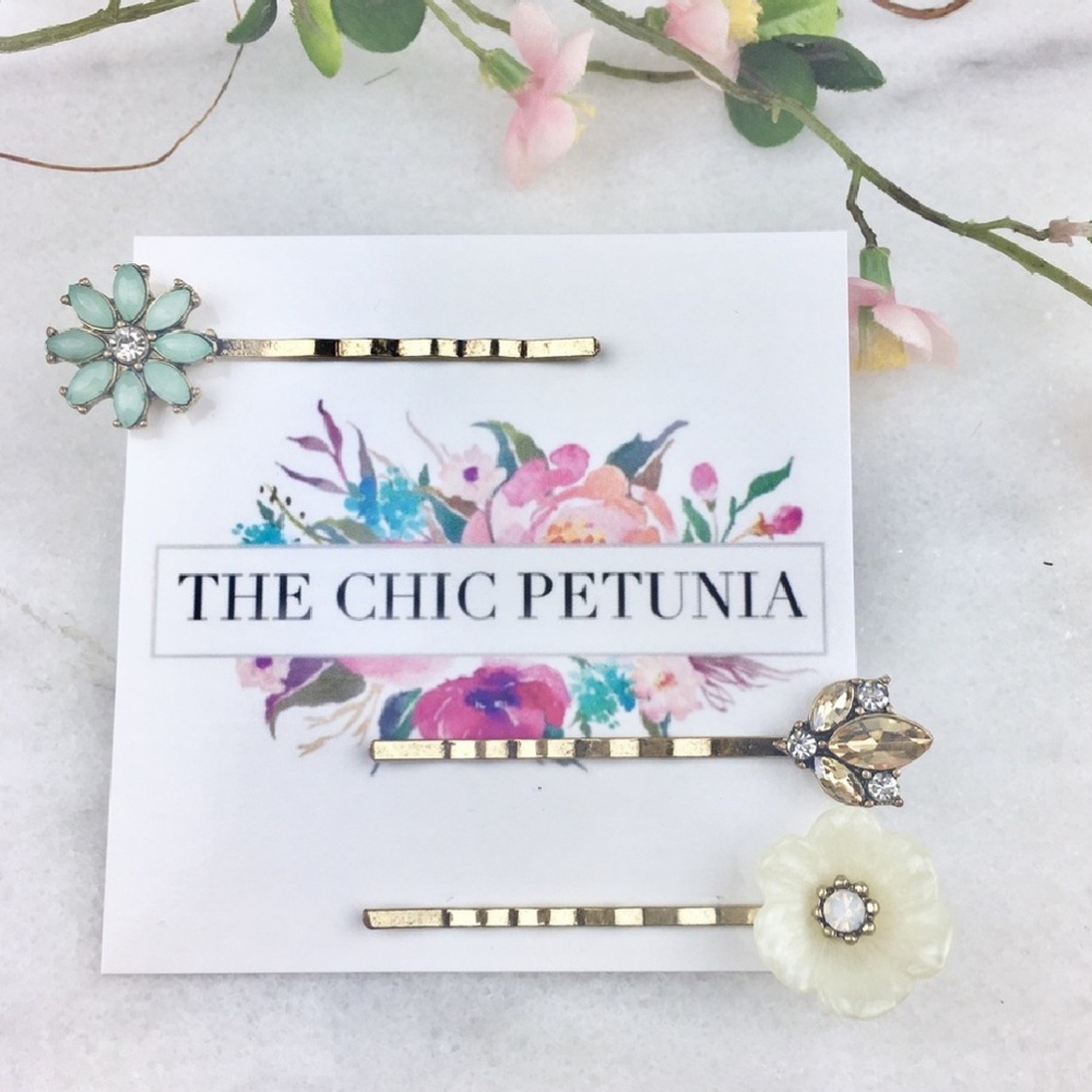 Last! 🌸 Antiqued Gold Crystal Flower Hair Pins - Picture 3 of 8